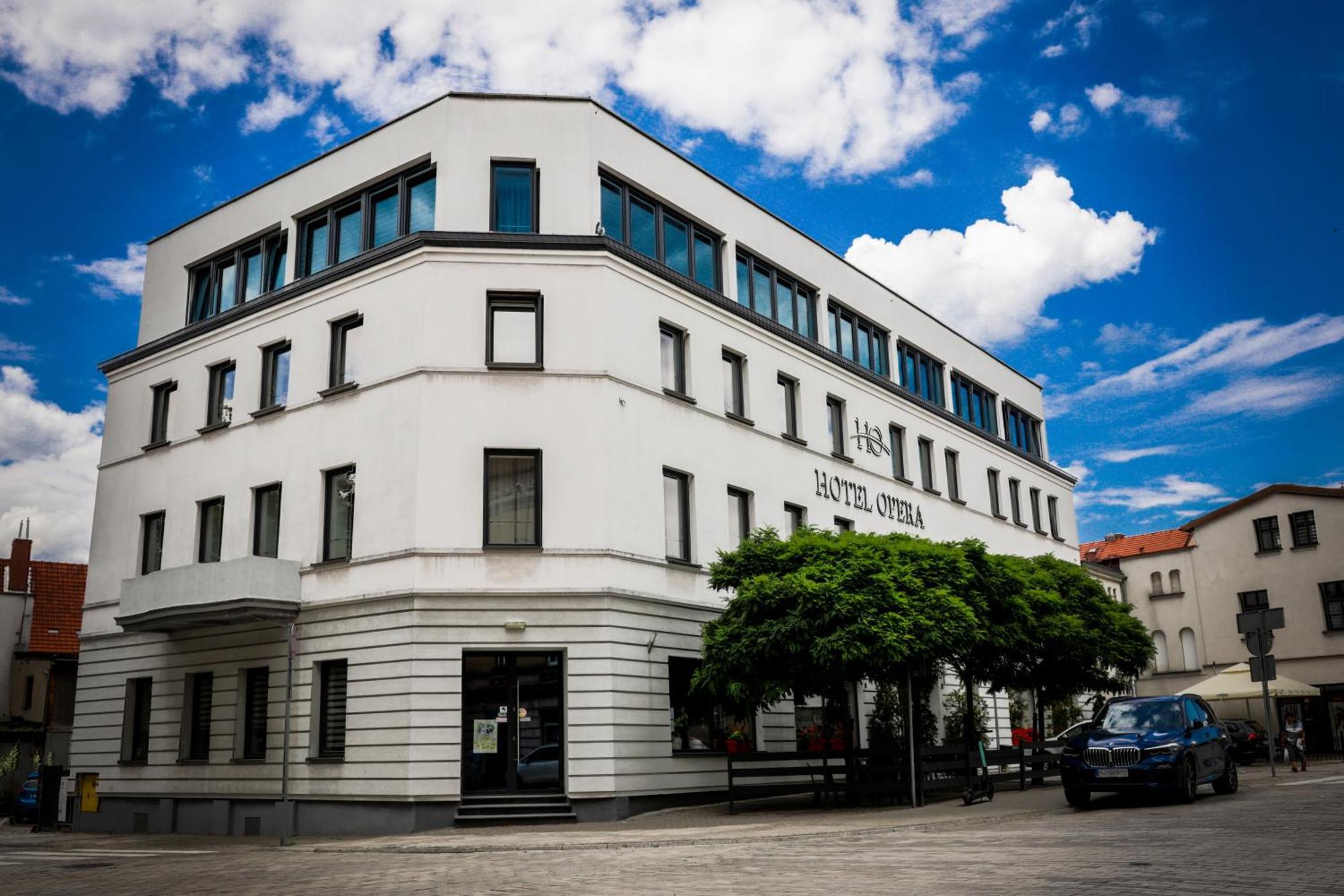 Hotel Opera Тарновске Гори Екстериор снимка