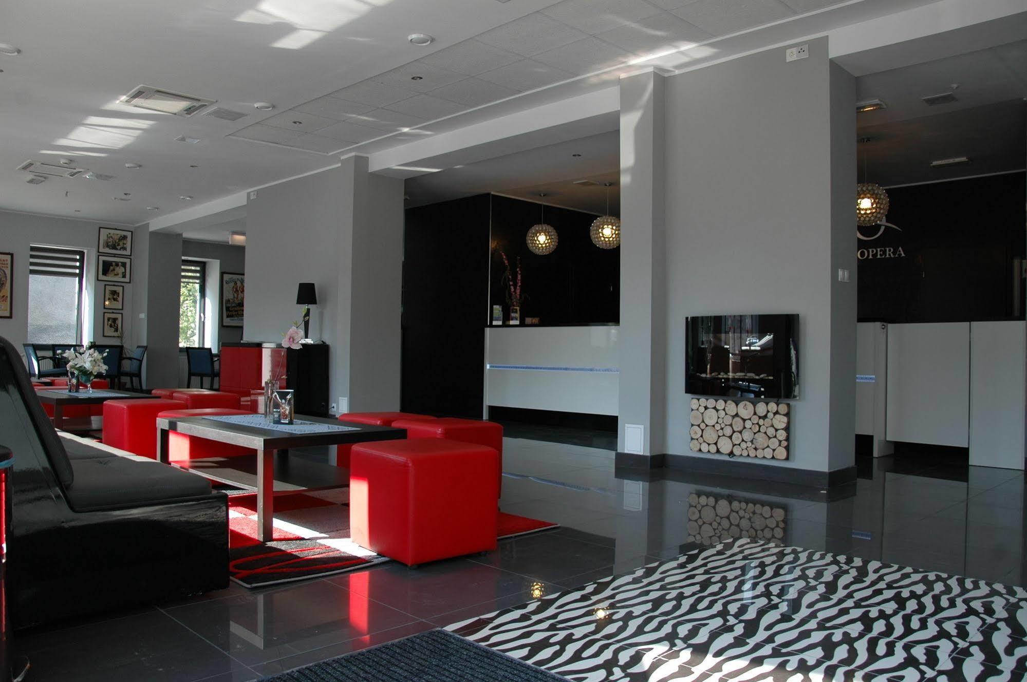 Hotel Opera Тарновске Гори Екстериор снимка
